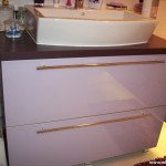 10 meble łazienkowe wykończone szkłem i aluminium szafka pod zlewem