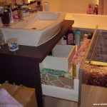 15 meble łazienkowe wykończone szkłem i aluminium szafka pod zlewem