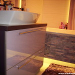 5 meble łazienkowe wykończone szkłem i aluminium szafka pod zlewem
